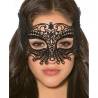Antifaz de encaje negro Queen Lingerie, puesto en modelo
