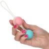 She-ology Interchangeable Weighted Kegel Set, bolas en la mano