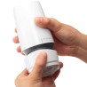 Tenga AERO Silver Ring en la mano, girando el dial