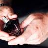 Frasco de Black Diamond Attract Her en las manos