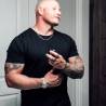 Hombre con camiseta negra sujetando Black Diamond junto al pecho