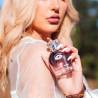 Mujer rubia sujetando el frasco de Morning Glow