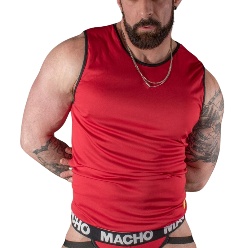 Macho camiseta sin mangas roja con ribetes negros, modelo de frente sobre fondo negro