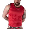 Macho camiseta sin mangas roja con ribetes negros, modelo de frente sobre fondo negro
