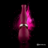 Akasha Wand orquídea sobre fondo oscuro