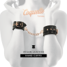 Coquette Black Edition esposas de charol puestas sobre las muñecas de una modelo