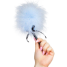 Secretplay plumero marabú azul celeste, sostenido en la mano