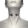 Choker Coquette de strass con corazón puesto en el cuello