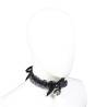 Collar Ohmama Fetish de encaje negro con lazo y cascabel sobre un maniquí