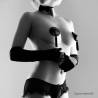 Burlesque Pasties negros con borla de Bijoux, modelo con el cubrepezón puesto