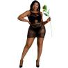 Vestido negro plus size Moonlight modelo 1, modelo de frente con flor
