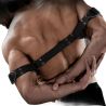 Sir Richard's Command Bicep Binder sujetando los brazos por detrás