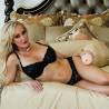 Brandi Love recostada junto al masturbador Fleshlight Heartthrob