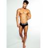 Allen King de pie en ropa interior