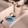LELO TIANI Duo azul junto a su mando sobre un lavabo