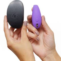 We-Vibe Sync Go violeta con el mando remoto, en las manos