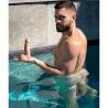 Griffin Barrows en la piscina con su dildo