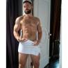 Griffin Barrows con toalla y su dildo