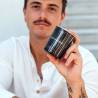 Hombre sujetando la vela Matchmaker Black Diamond
