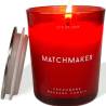 Vela Red Diamond encendida junto a su tapa