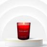 Vela Red Diamond sobre un pedestal blanco