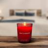 Vela Red Diamond en una mesa de dormitorio