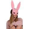 Máscara de conejo rosa Livco Corsetti Kohu, puesta sobre el rostro de una modelo