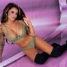 Conjunto Livco Corsetti Pine de encaje caqui, modelo sentada sobre fondo morado