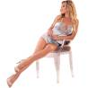 Top y short de satén azul Livco Corsetti Fanthera, modelo sentada en una silla