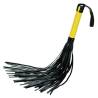 Boundless Flogger con mango amarillo y tiras negras en perspectiva