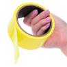 Boundless Bondage Tape amarilla sujeta con la mano