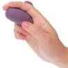 Estimulador Mod Touch morado en la mano