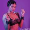 California Exotics Euphoria esposas acolchadas, puestas en las muñecas de una modelo