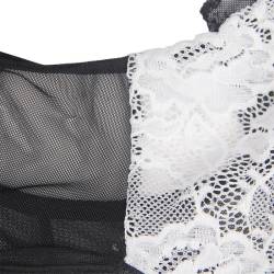 Detalle de la malla negra y el encaje blanco