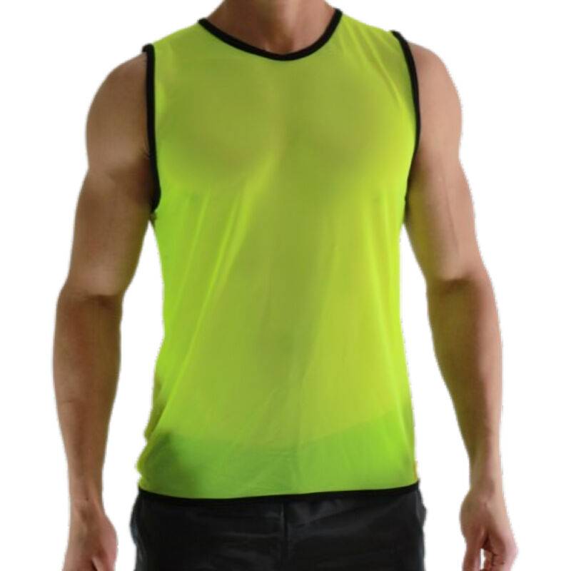 Macho camiseta sin mangas verde flúor, modelo de frente