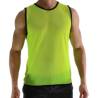 Macho camiseta sin mangas verde flúor, modelo de frente