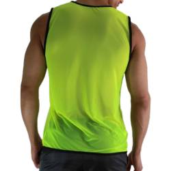 Macho camiseta sin mangas verde flúor, modelo de espaldas