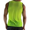 Macho camiseta sin mangas verde flúor, modelo de espaldas