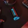 LELO F1S V3 verde azulado sobre un escritorio
