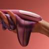 LELO DOT Travel rosa sostenido en la mano