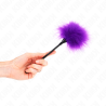 Plumero Kink morado sostenido con la mano