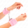 Muñequeras Kink forradas rosas puestas en las muñecas con la cadena colgando