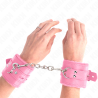Muñequera rosa Kink sostenida entre las manos