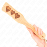 Pala Kink de bambú con corazones sostenida con la mano