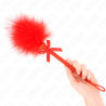 Plumas Kink con mango de cuerda y lazo rojo en la mano