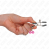 Pinzas Kink con doble campanilla rosa, detalle sostenido con la mano