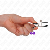 Pinzas Kink con doble campanilla violeta, detalle sostenido con la mano