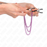 Pinzas Kink con triple cadena violeta sostenidas con la mano, cadenas colgando