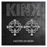 Pinzas Kink de flor metálica sin cadena, las dos pinzas sobre fondo oscuro con el logo Kink