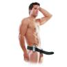 8" Vibrating Hollow Strap-On negro, imagen de uso del arnés con mando